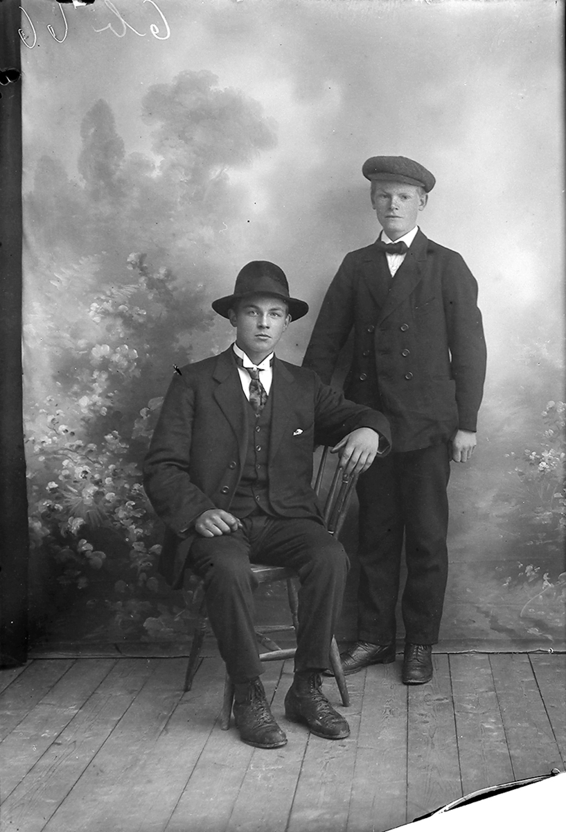 Portrett. Gildeskål.To menn. Fra venstre: En ukjent og Karl Bruun Eilertsen, f. 1901, Inndyr.