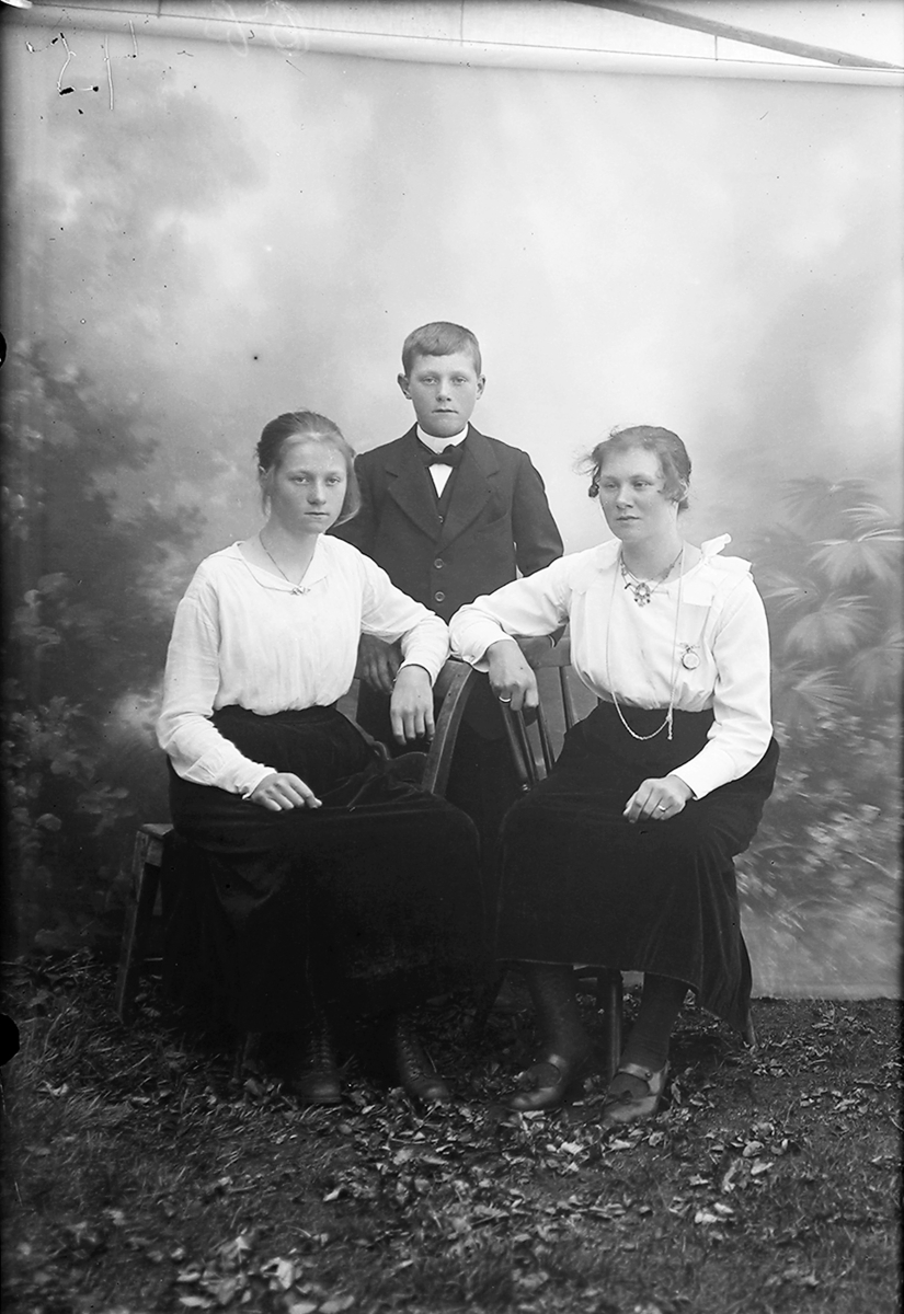 Portrett.Gildeskål. Saura. Konfirmant. Saura kirke. 1920. 3 søsken. Marga Pauline Pedersen, Ragnar Vidluf Pedersen og Jenny Pedersen.
