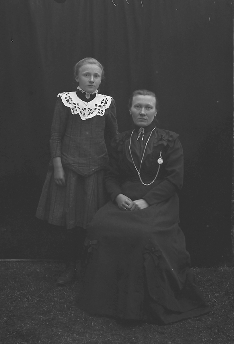 Portrett. Harda Bergitte Johansen, 1902-1955, sammen med sin mor Helga Marie Johansen, f. 1877, Ramberg.

Info: Reidulf Hansen, etterkommer.