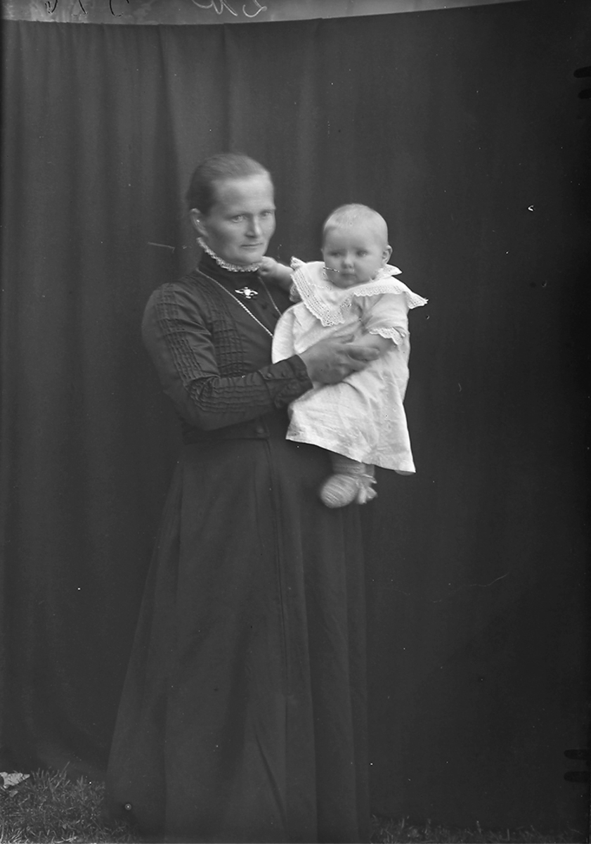 Portrett. Gildeskål. Saura. Dina Anette Nilsen-Nygaard med Magnus Emil, f. 1915.