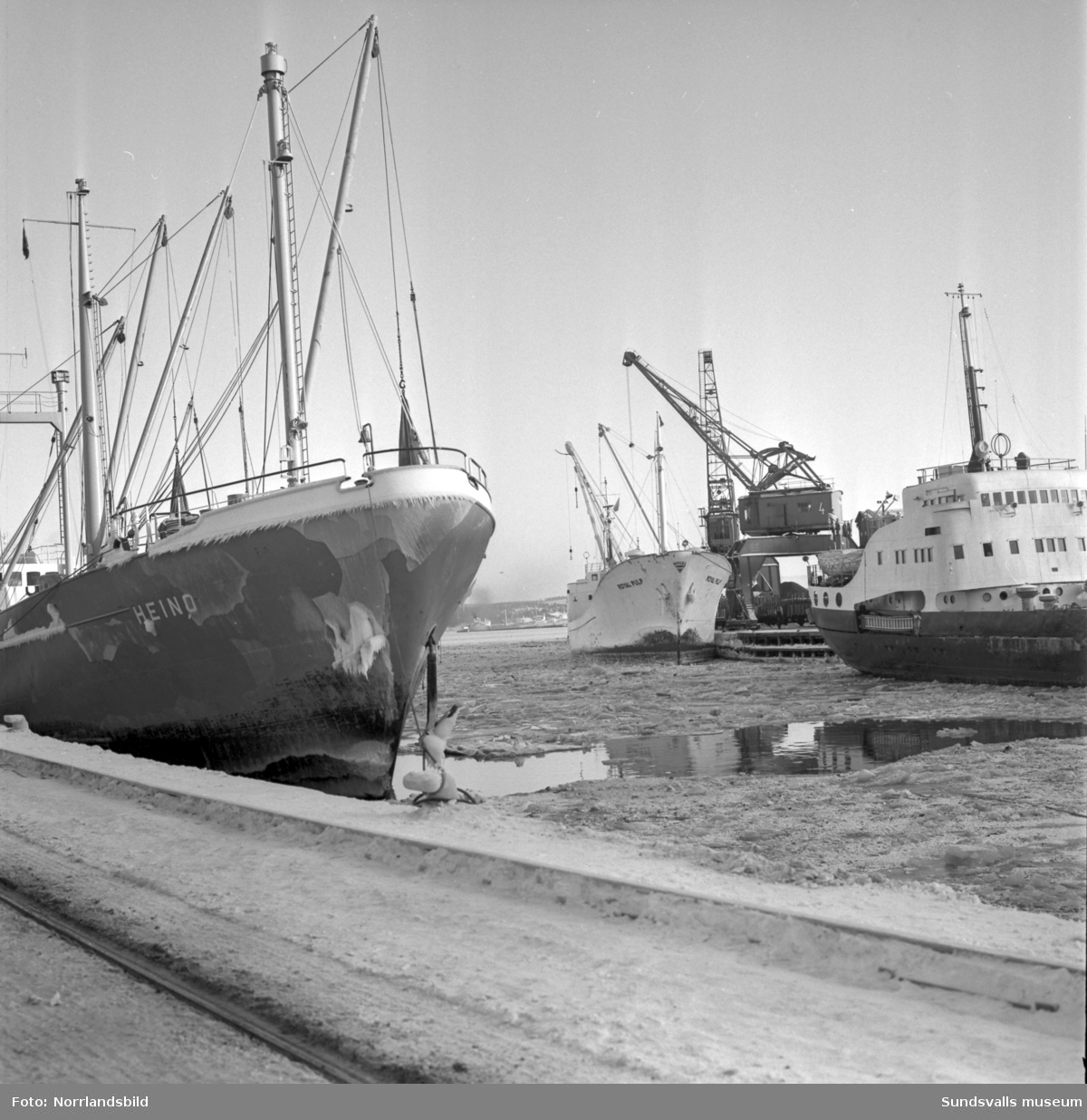 Isiga båtar i januarikylan i Sundsvalls hamn. Hilda Wesch, Heino.