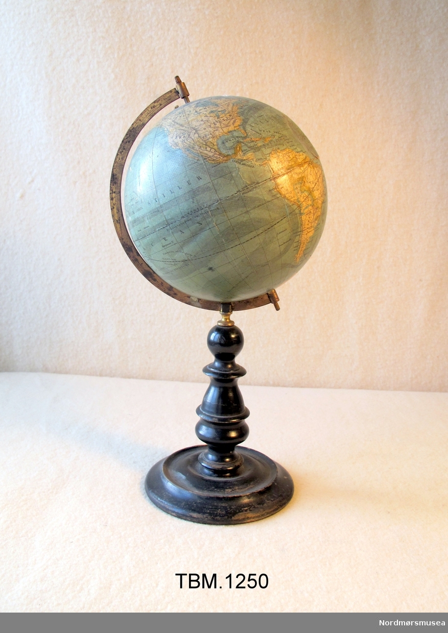 Globus som står på ein dreid, svart stett i eit metallband med gradstreker.