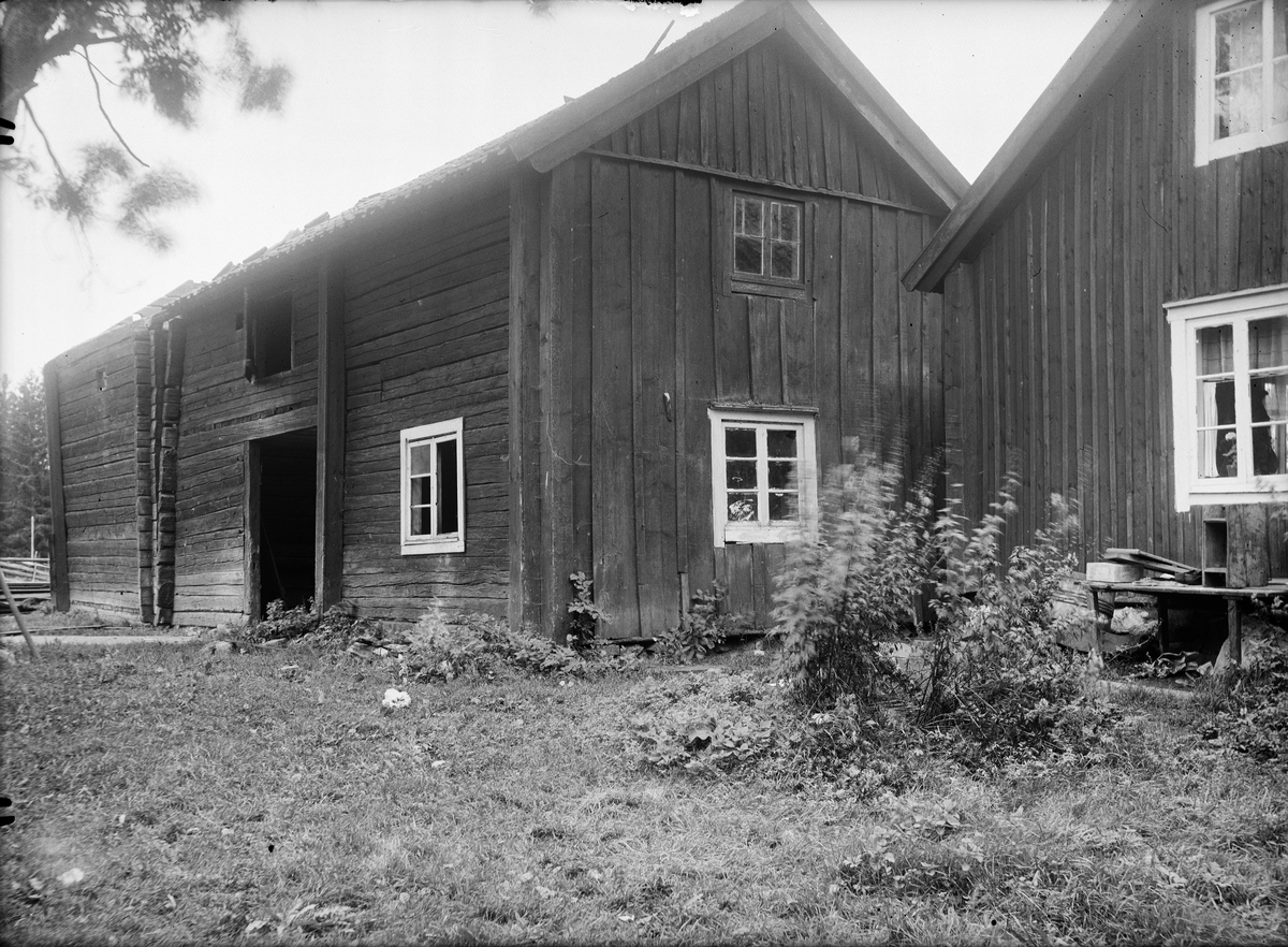 Portlider samt mat- och spannmålsbod - nu på friluftsmuseet Disagården - på ursprunglig plats, Lockelsbo, Tierps socken, Uppland