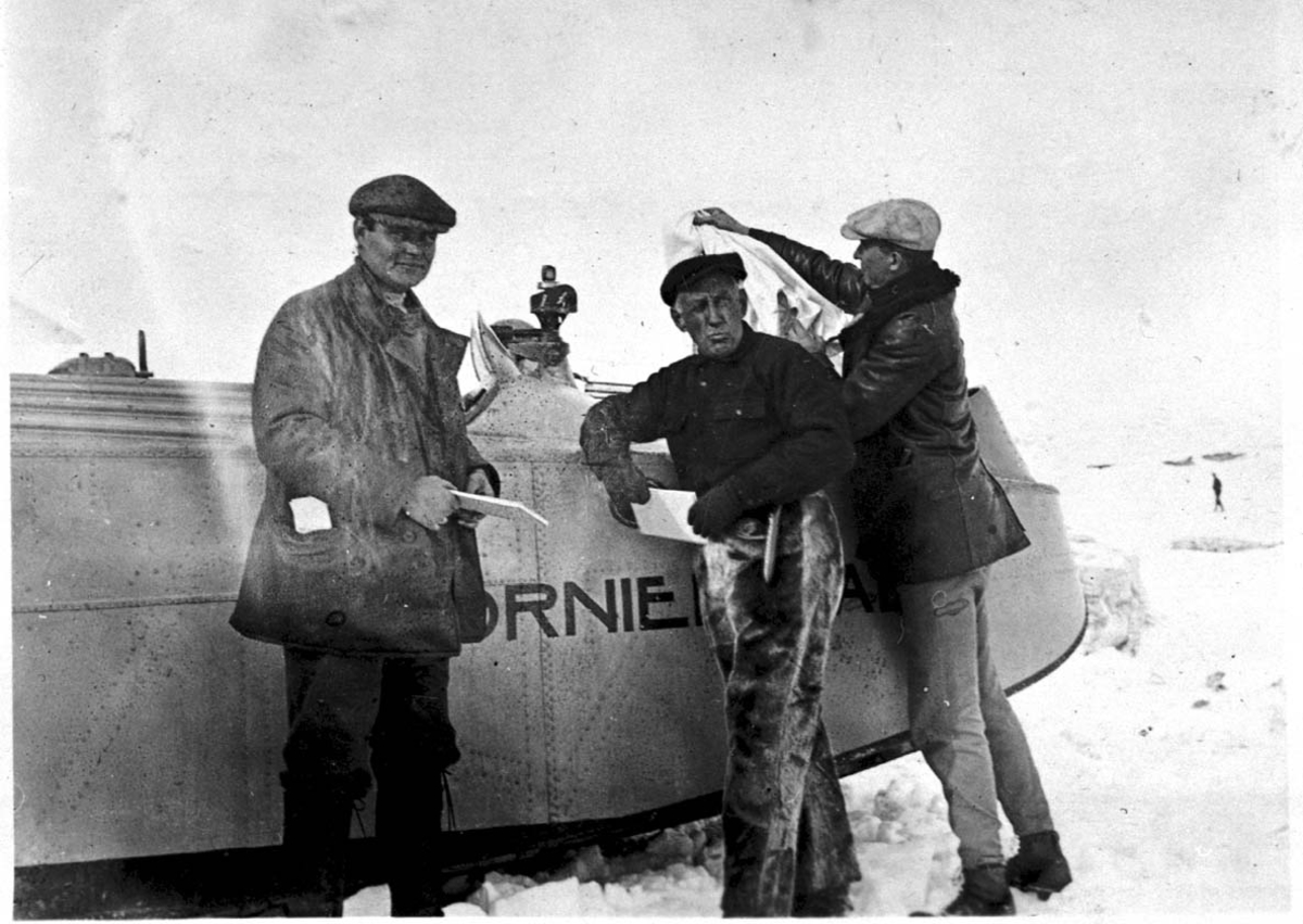 Ett fly, Dornier Wal N-25 og (N-24??) på isen. 3 personer ved flyet.