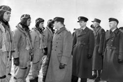 Gruppebilde. Flere personer, menn i militæruniform oppstilt 