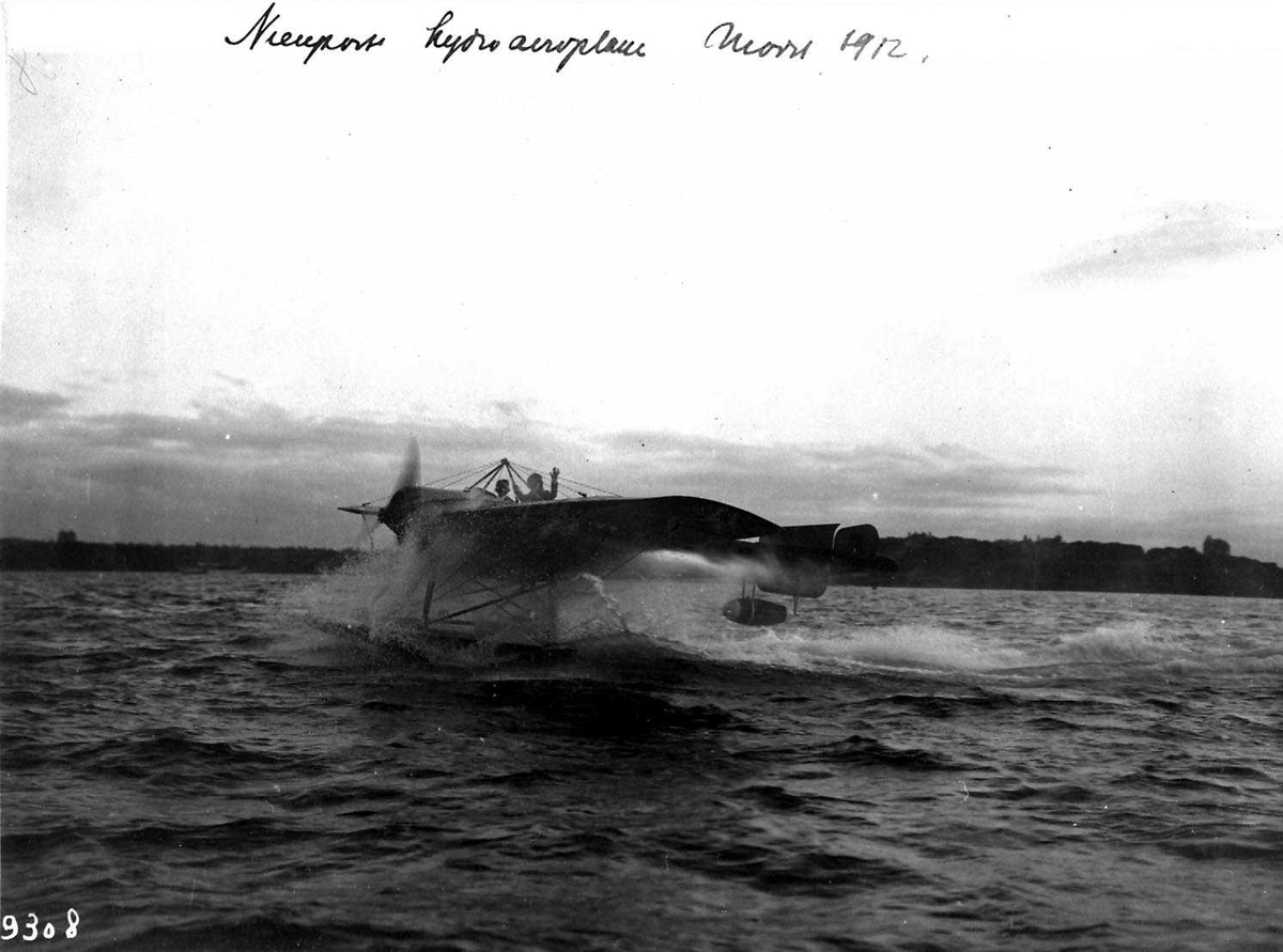 Ett fly på havet (i fart), Nieuport. En person i flyet.