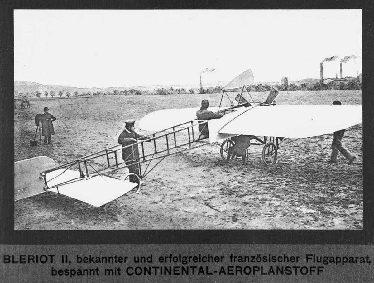 Fly. Bleriot XI. 1908. Pilot ombord. 4 mennesker rundt/ved flyet