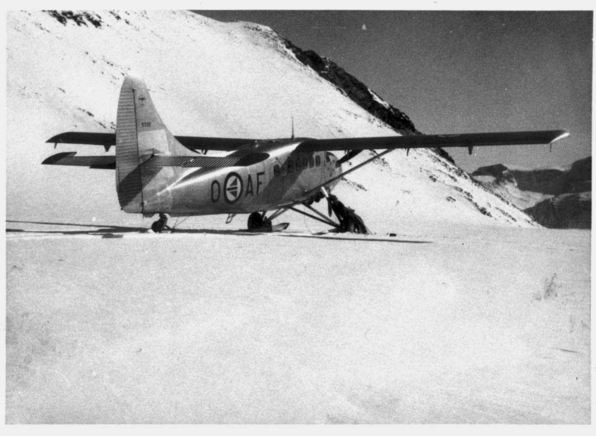 Snødekt landskap. Ett fly på bakken, Otter O-AF.