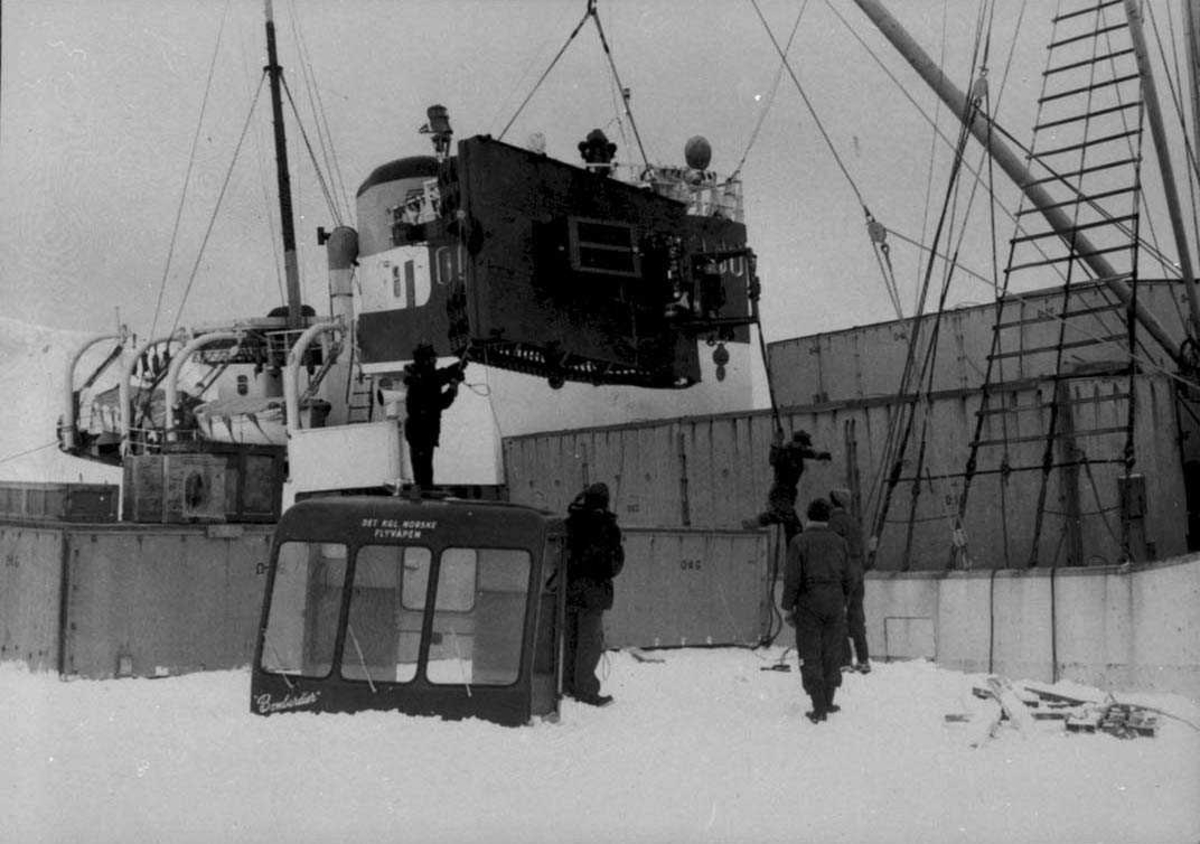 "Polarbjørn" ved iskanten. Lossing av utstyr ned på iskanten
