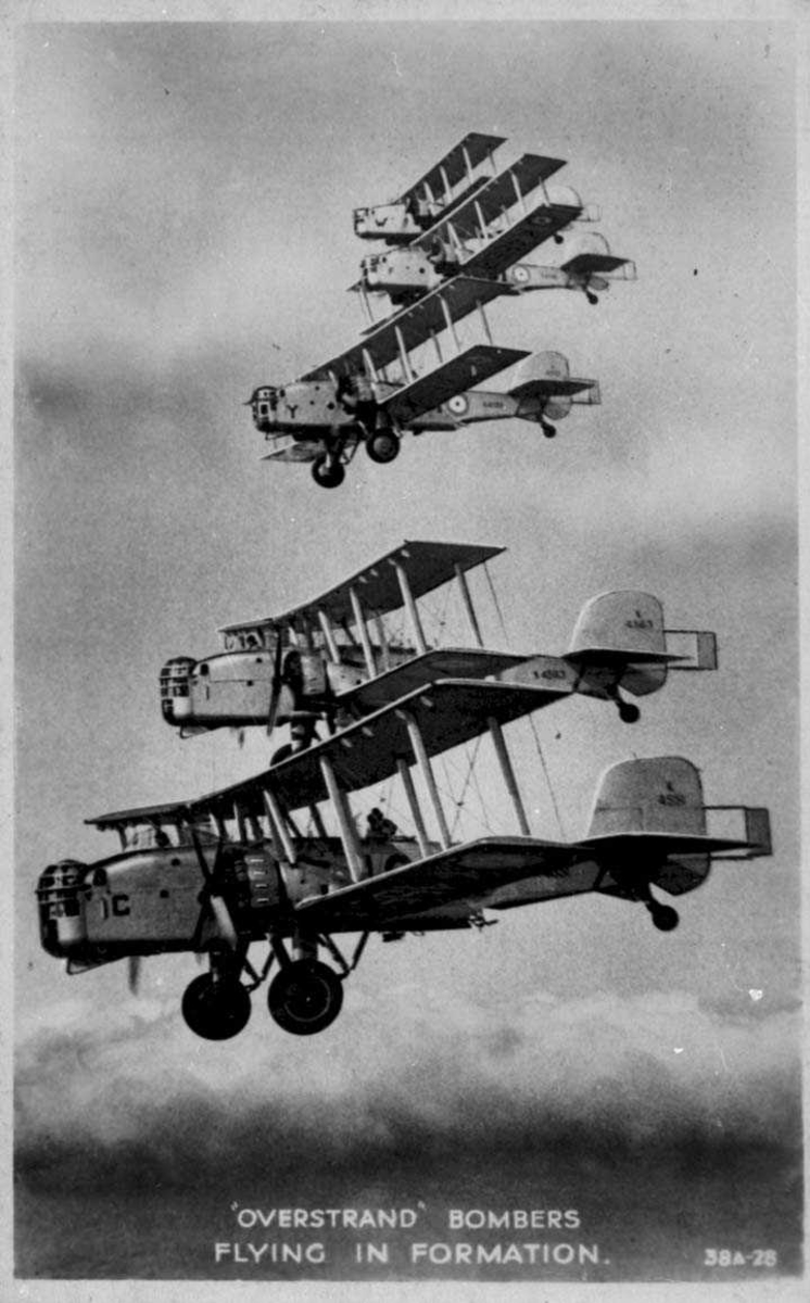 Flyformasjon. Fem fly i lufta.