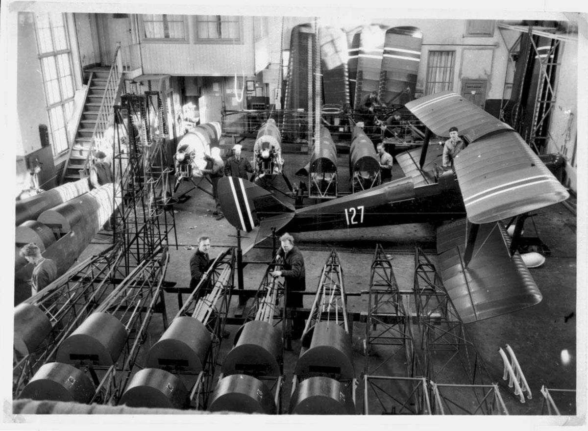 Flyfabrikk. Fabrikering av fly, Tiger Moth 127 og andre Fly. Flere personer i arbeid.