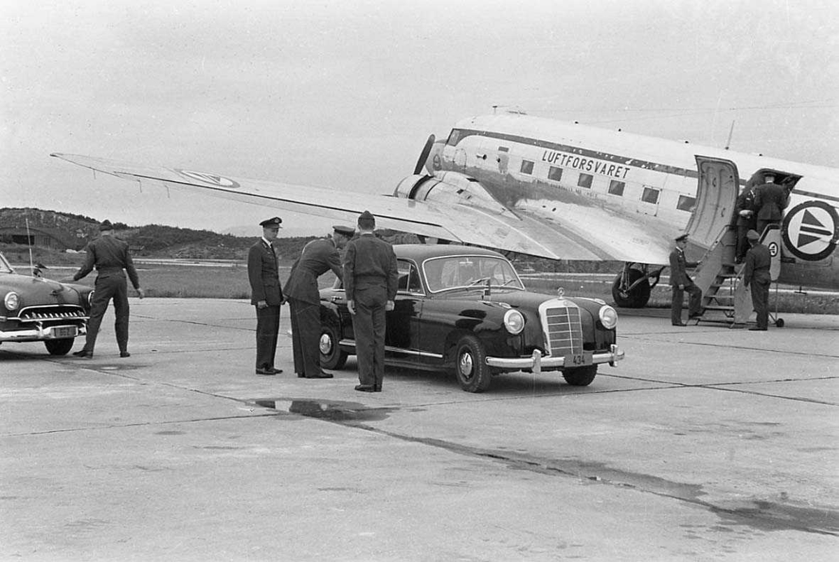 Militært personale, trolig ved ankomst Bodø flyplass. I bakgrunnen ses en DC-3.