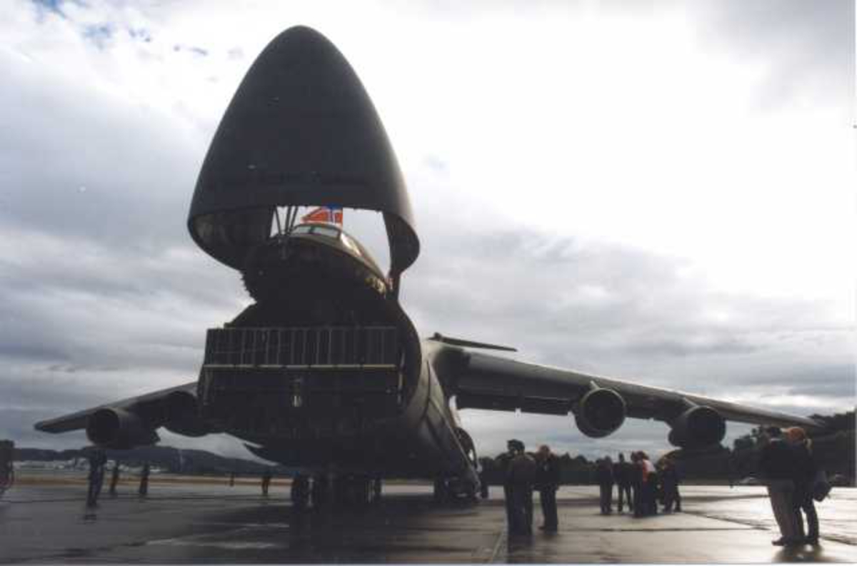 Lufthavn (flyplass) Ett fly på bakken, C-5 Galaxy fra U.S Air Force med lasteluka åpen