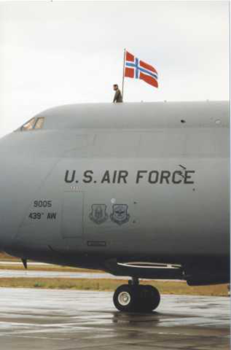 Lufthavn (flyplass) Ett fly på bakken. Cockpiten av C-5 galaxy fra U.S. Air Force utvendig med Norsk flagg. En person på flyet.