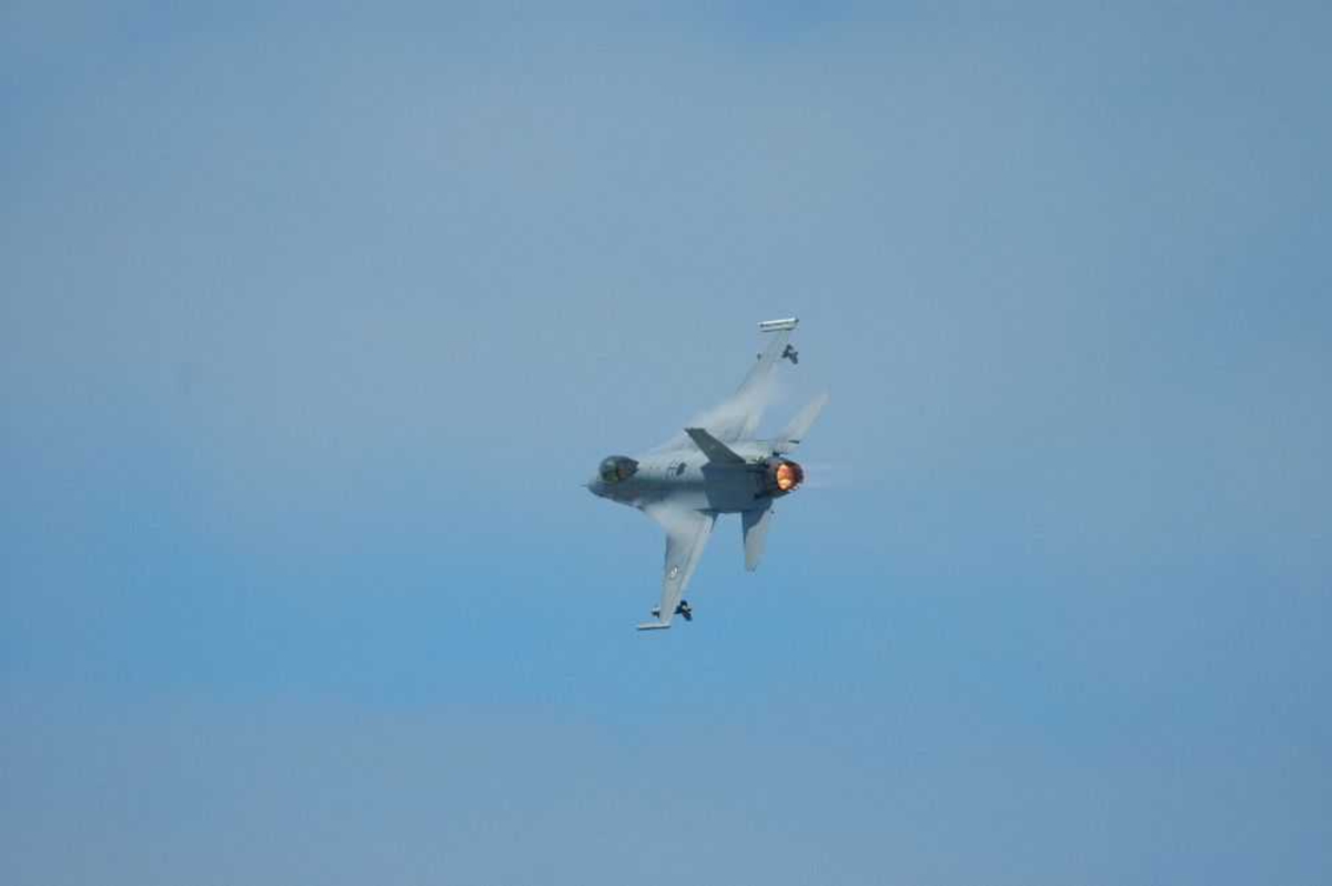 Ett fly i lufta.F-16 Jagerfly.