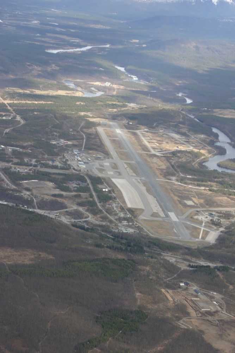 Luftfoto, lufthavn (flyplass) under med flystripa (rullebanen).
