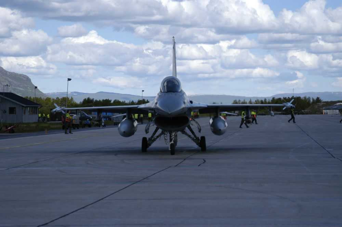 Lufthavn (flyplass). Ett fly på bakken, Mac Donnel Douglas F-16