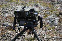 Militært utstyr plassert på stativ (kikkert?)