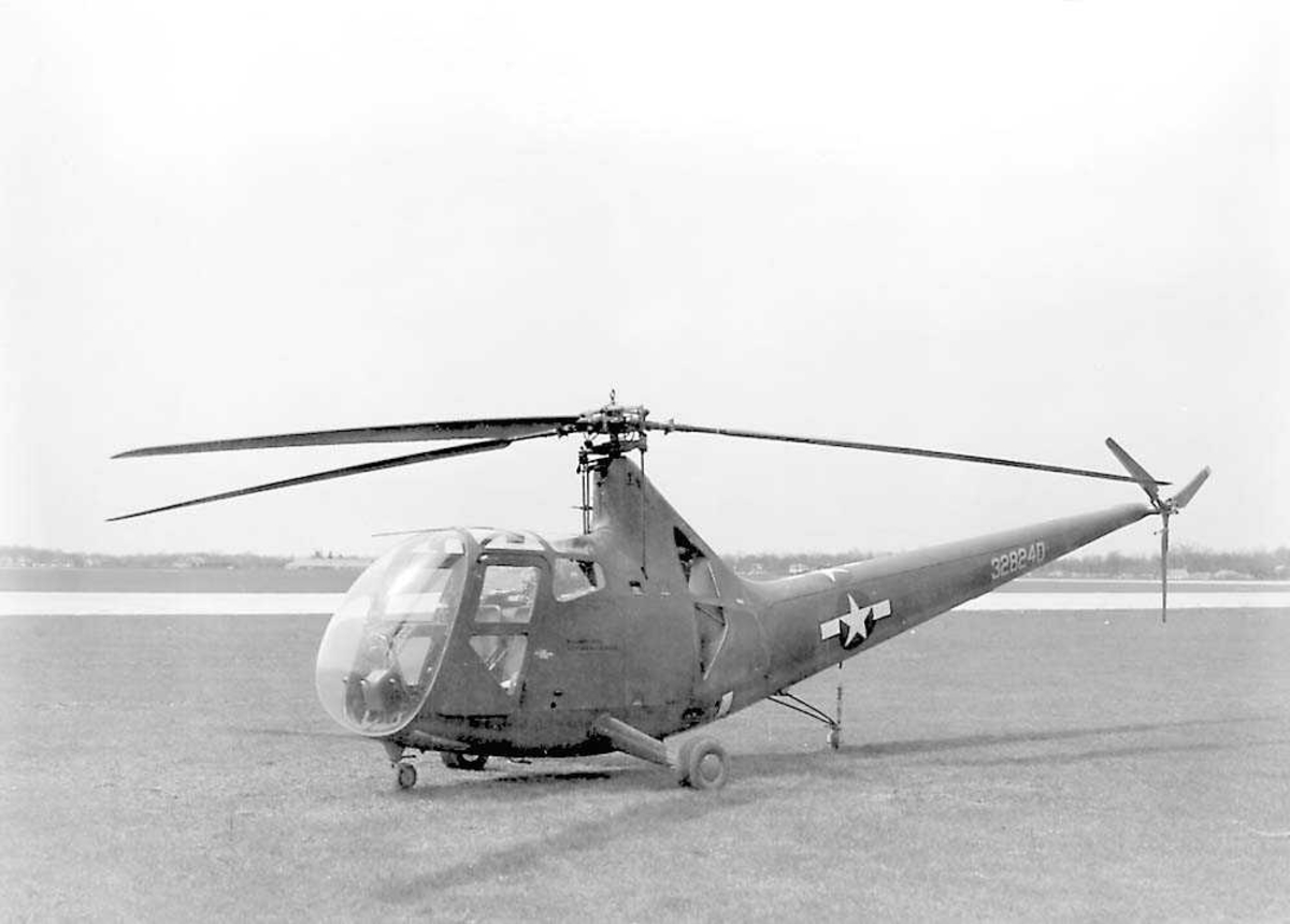 1 helikopter på bakken. 
Sikorsky R-6A.
