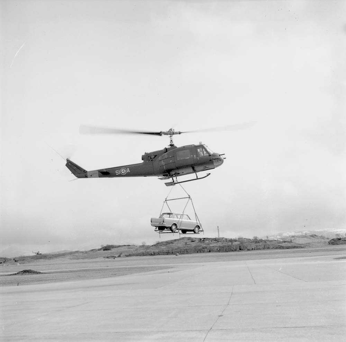 Flystevne på Bodø flystasjon. Her sees et helikopter av typen Bell 204/UH-1B, kjennetegn SI-A, som løfter en bil.