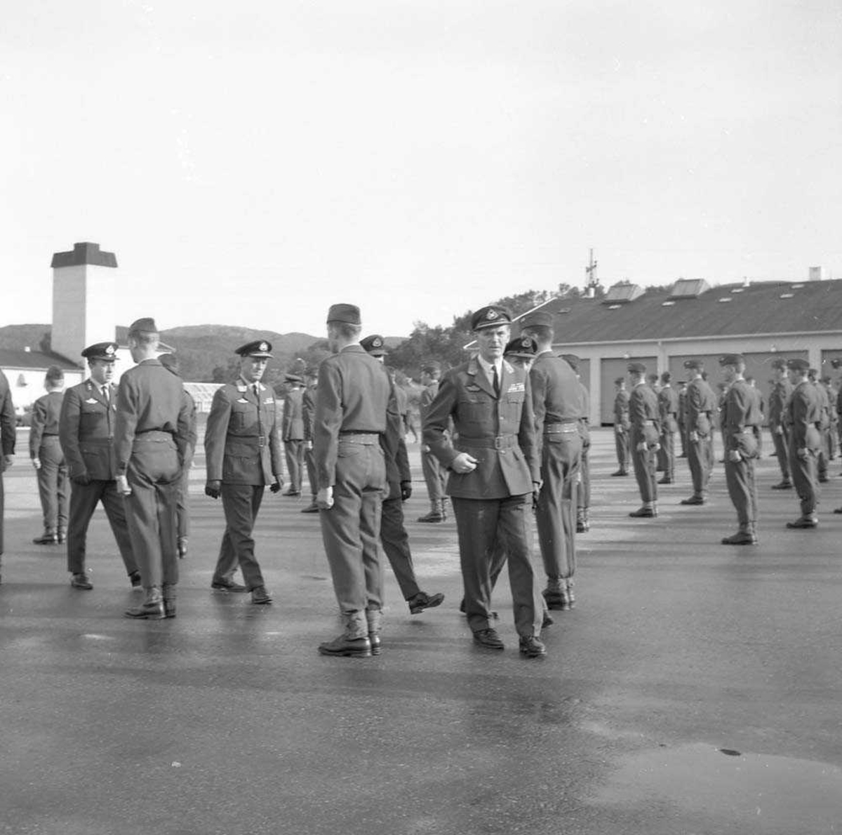 Sjef for Luftforsvaret, General Mohr, besøker Bodin leir, Bodø. - Norsk ...