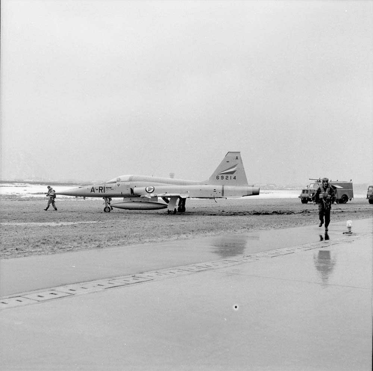 F-5 Freedom Fighter kjørt utenfor flystripen på Andøya flystasjon. Piloten var Løytnant Gjerdrum, tilhørende 334 skvadron på Bodø flystasjon.