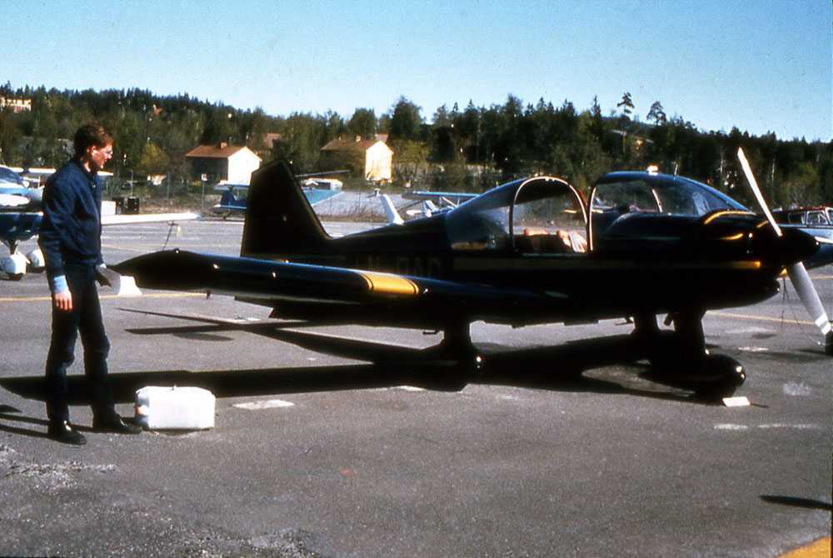 Ett fly på bakken. LN-RAC, Robin R.2160. En person ved flyet ...