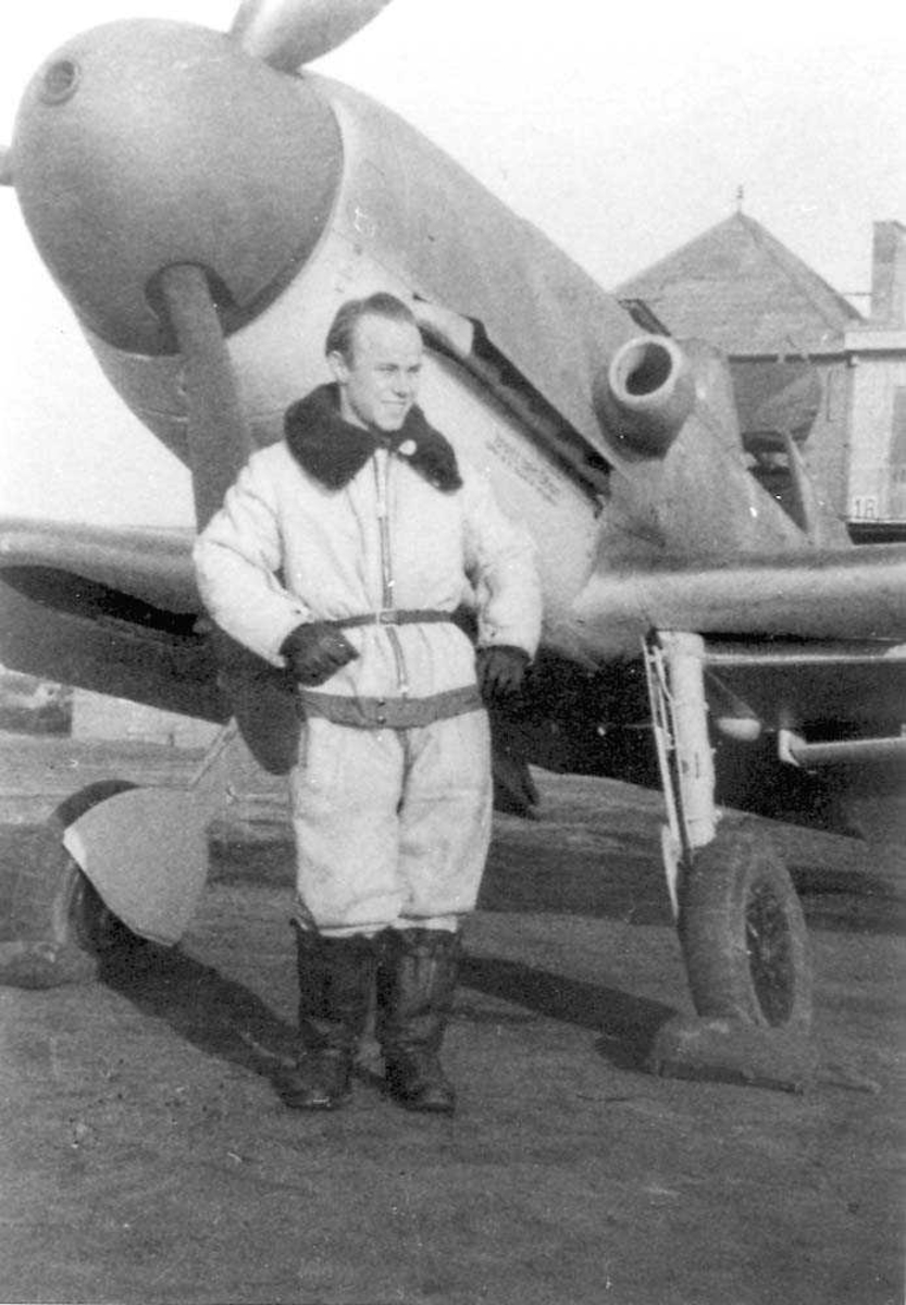 En person som står foran et fly, Messerschmitt Bf 109.