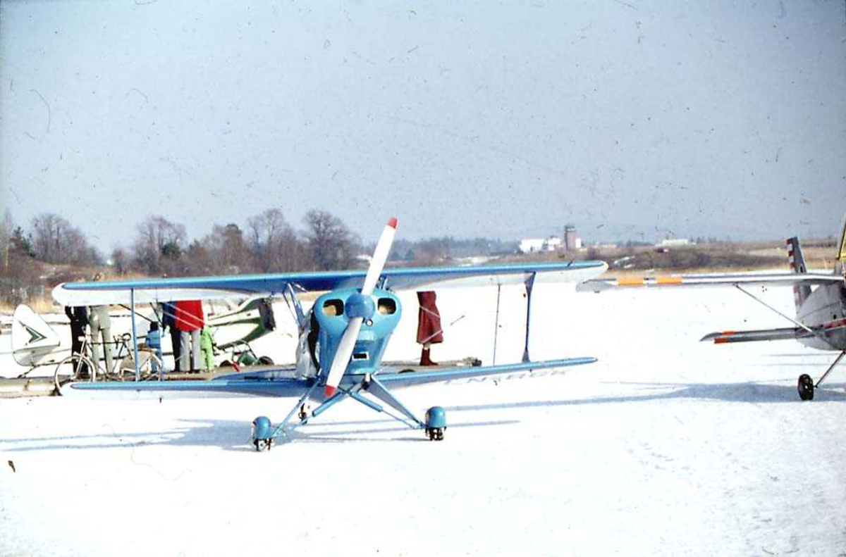 Ett fly på bakken, EAA Acro Sport, LN-BGK. I bakgrunnen Piper PA-18 Super Cub LN-VYP uten motor og vinger. Til høyre Malmö Flygindustri MFI-9