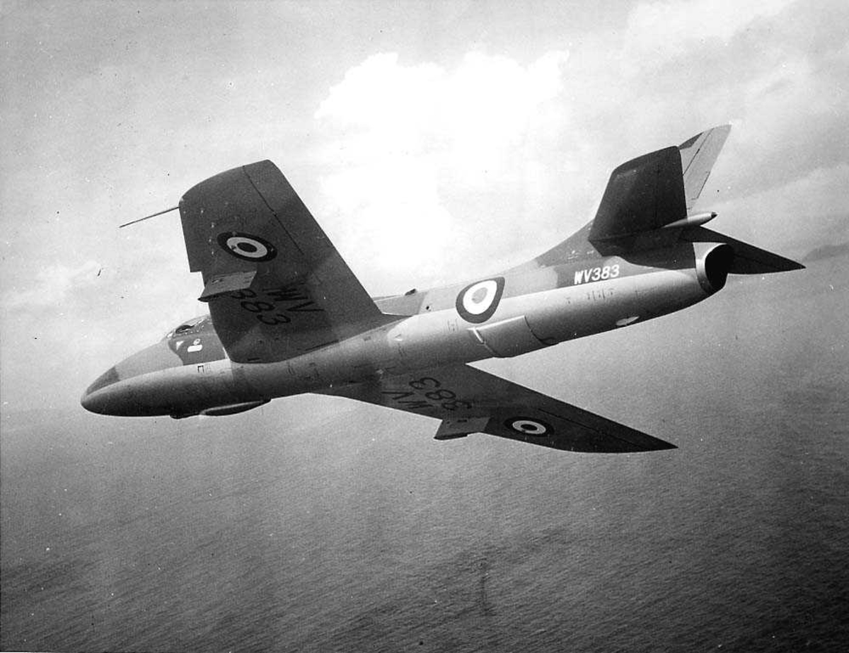 Luftfoto. Ett fly i luften, Hawker Hunter WV389.