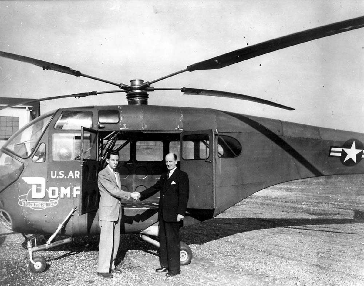 Ett helikopter på bakken, Doman LZ-5 / YH-31. To personer står foran helikoptret.