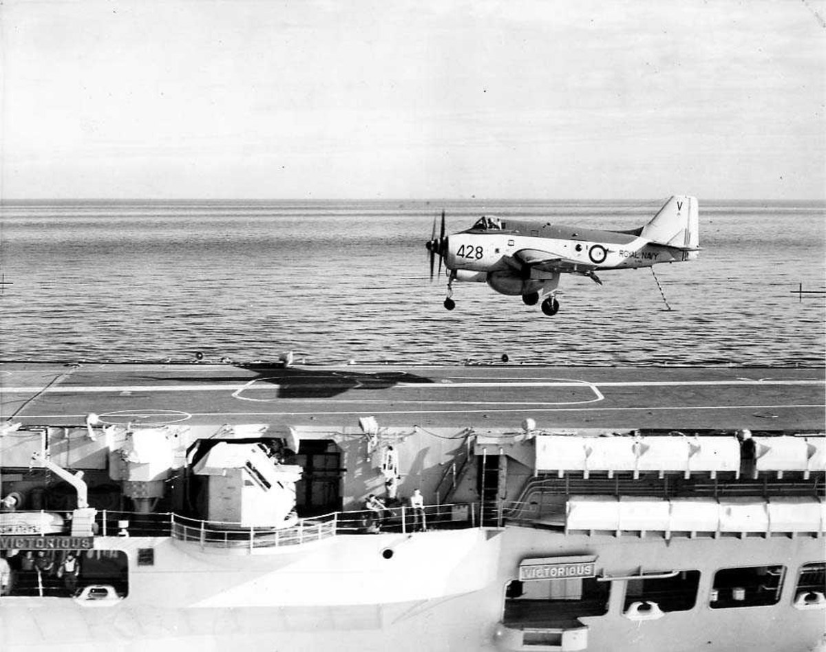 Ett fly, Fairey Gannet AEW Mk 3, like før landing på en hangarskip HMS Victorious.