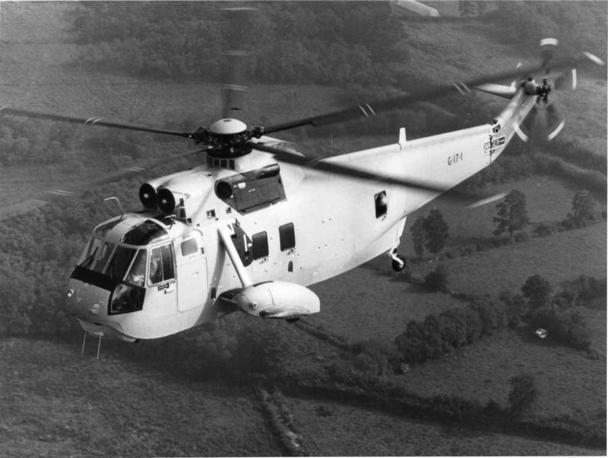 Ett helikopter i luften. Westland Sea King Mk. 50A. Merking G-17-1