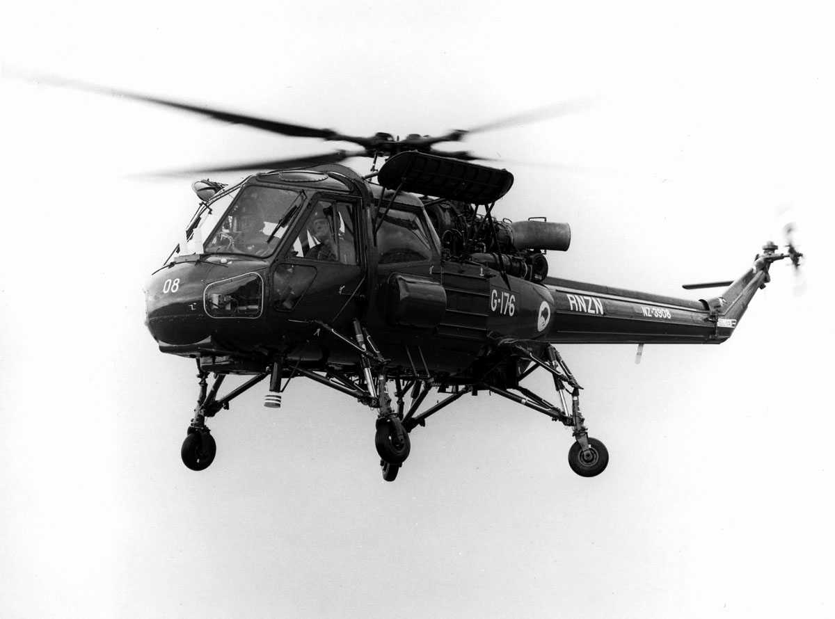 Ett helikopter i luften. Westland Wasp HAS Mk.1 merket G-17-6, RNZN NZ3908. Pilot og annenpilot ses i cockpit.