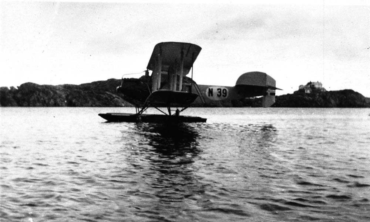 Ett sjøfly ute på vannet, LFG Strehla V130 N-39.