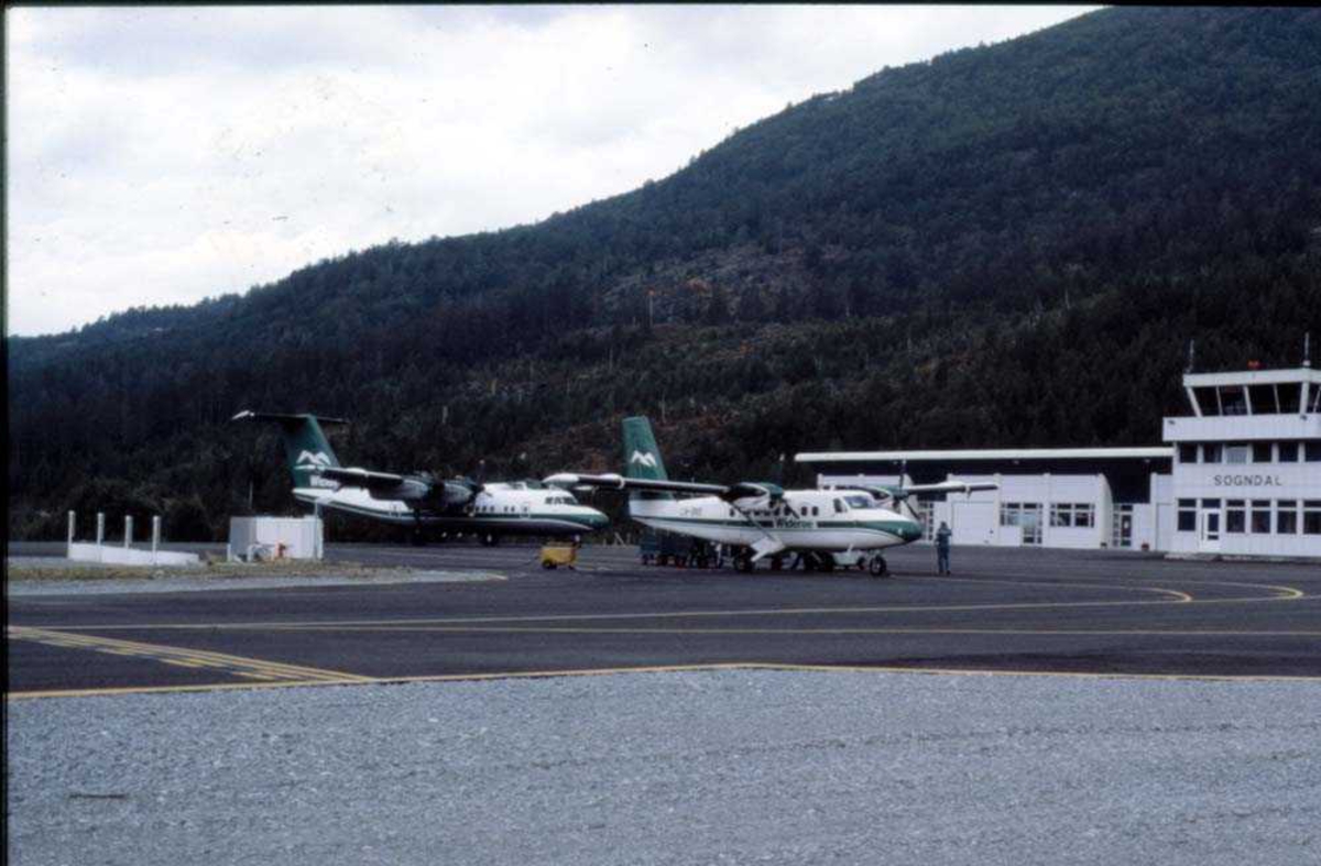 Lufthavn/Flyplass. Sogndal.To fly, DHC-6 og DHC-7 fra Widerøe parkert.