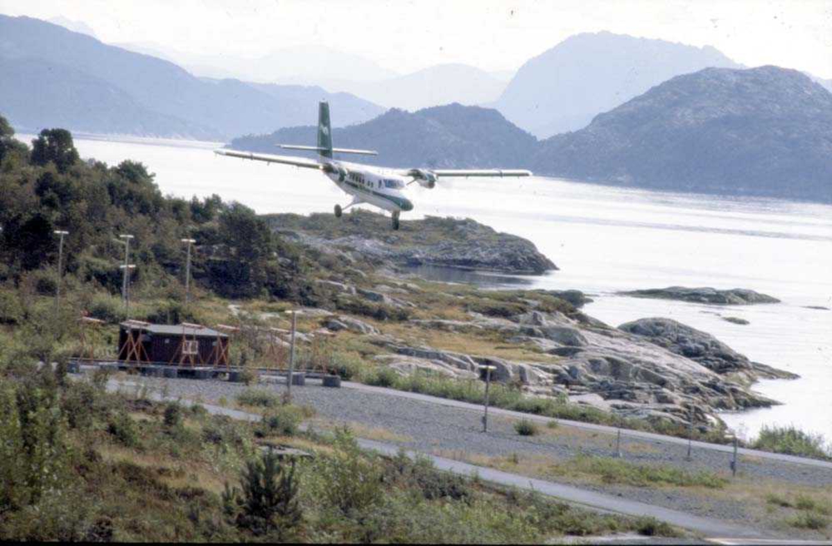 Lufthavn/Flyplass. Florø. Ett fly, DHC-6-300 Twin Otter fra  Widerøe.
