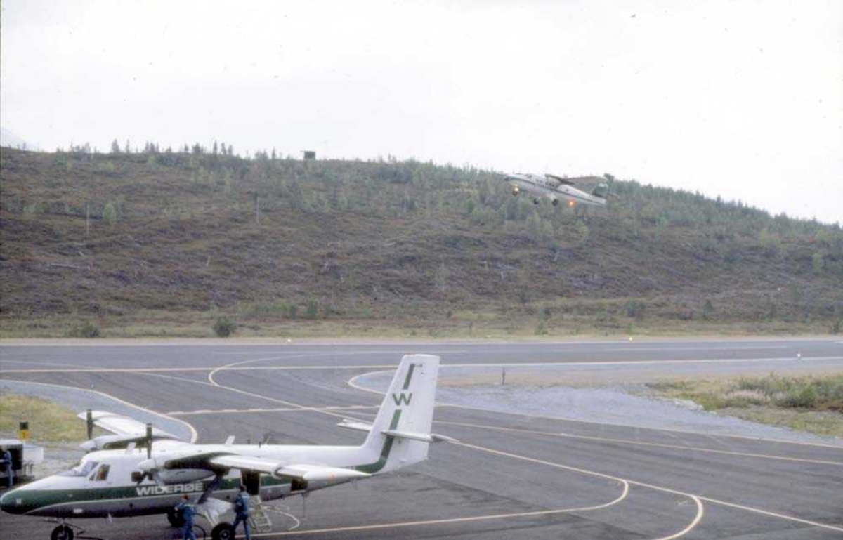 Lufthavn/Flyplass. Sogndal. Et fly, LN-BNH, DHC-6-300 Twin Otter fra Widerøe.