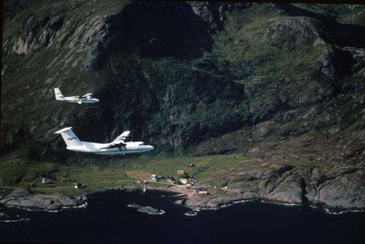 Luftfoto. Lofoten. To fly, LN-BNH, DHC-6-300 Twin Otter og LN-WFG, DHC-7-102 Dash 7 fra Widerøe
