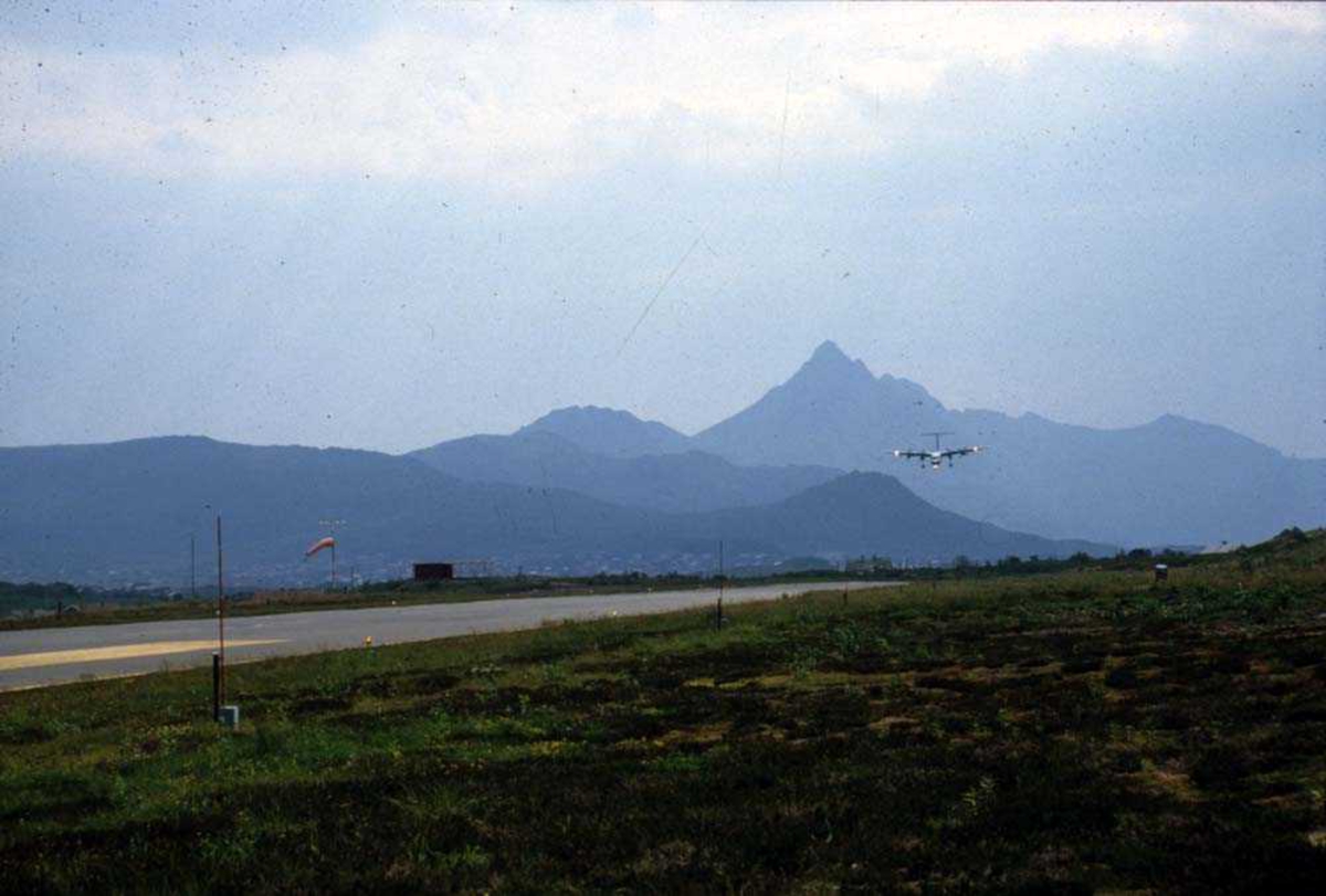 Lufthavn/flyplass. Leknes. Ett fly, De Havilland Canada DHC-7-102 
Dash7 fra Widerøe, lander Runway 03.