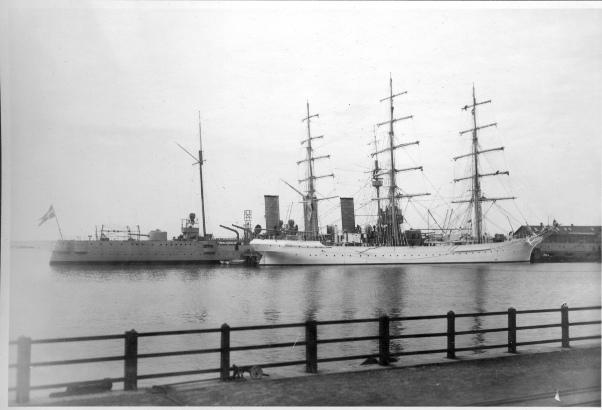 Övningsfartyget af Chapman och pansarkryssaren Fylgia liggande i laget.
