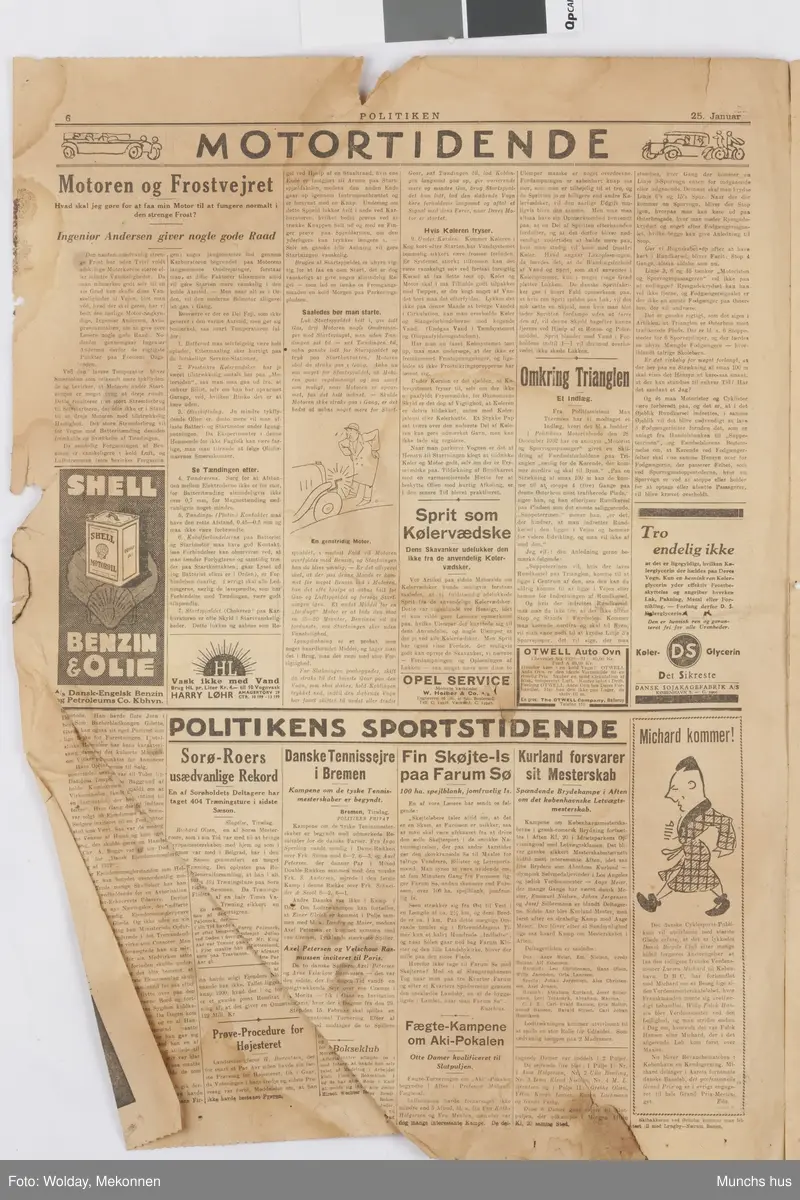 Del av avis (6 sider). Politiken 25. januar År ikke oppgitt.
Sannsynligvis brukt som mellomlegg mellom bilder i mappen.