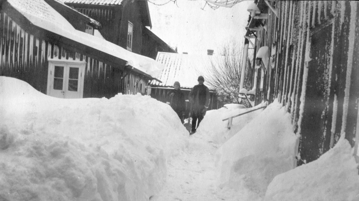 Marstrand 1950. Två unga män skottar snö på Hamilton, Widelska gården.