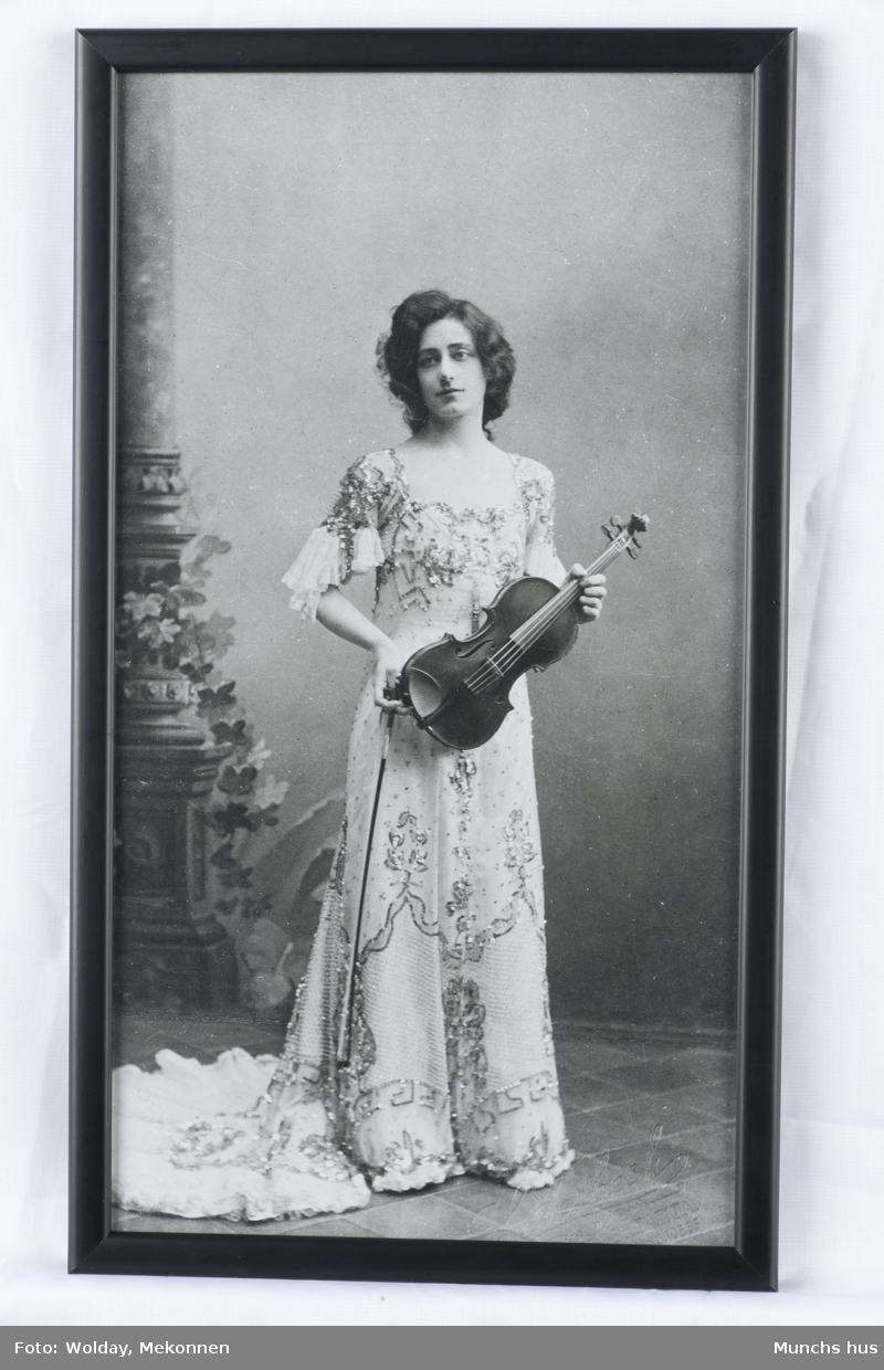 Eva Mudocci (1872-1952). Hennes fødenavn navn Evangeline Hope Muddock. Hun var en engelsk fiolinist og pianist. Hun møtte Edvard Munch i Paris, i 1903  under en av sine turneer i Europa.