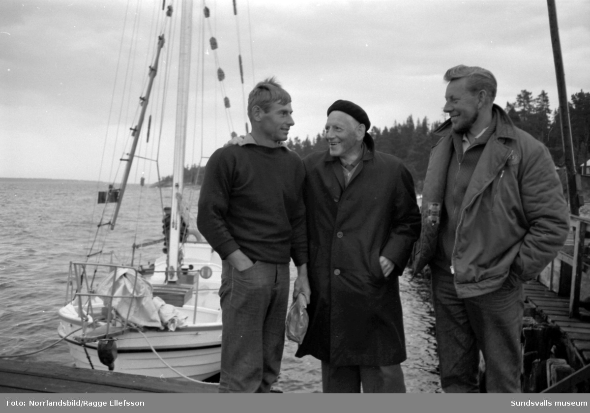 Gunnar Ekholm möter upp vid Brämön och hälsar Lunkentussfararna Dag Ekholm och Gunnar Dahlgren välkomna hem efter tre år på sjön.