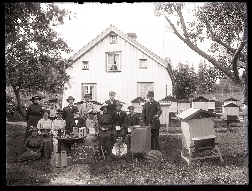 Gruppfoto från biodlarkursen på Heden i Svarteborg i juli 1916