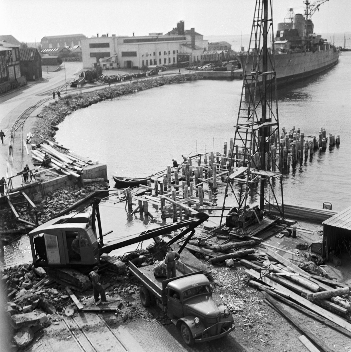 Övrigt: Foto datum: 20/7 1950Byggnader och kranarAvlöpningsbädden under ombyggnad