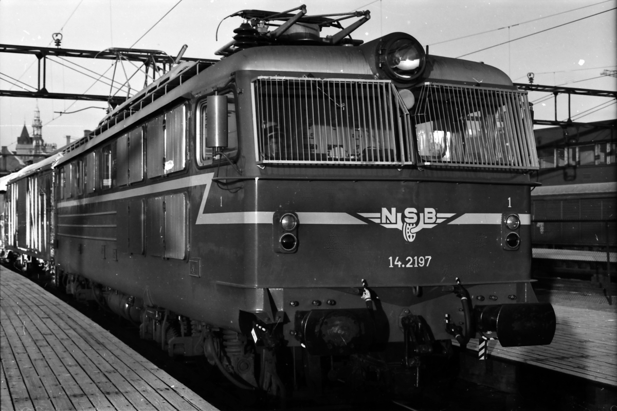 Daghurtigtog til Åndalsnes, Ht 351, på Østbanen. NSB elektrisk lokomotiv El 14 2197.