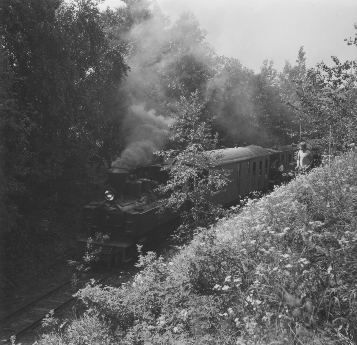 Åpningen av museumsbanen 19. juni 1966. Første ordinære tog står klart til avgang fra endestasjonen ved Fyen.
