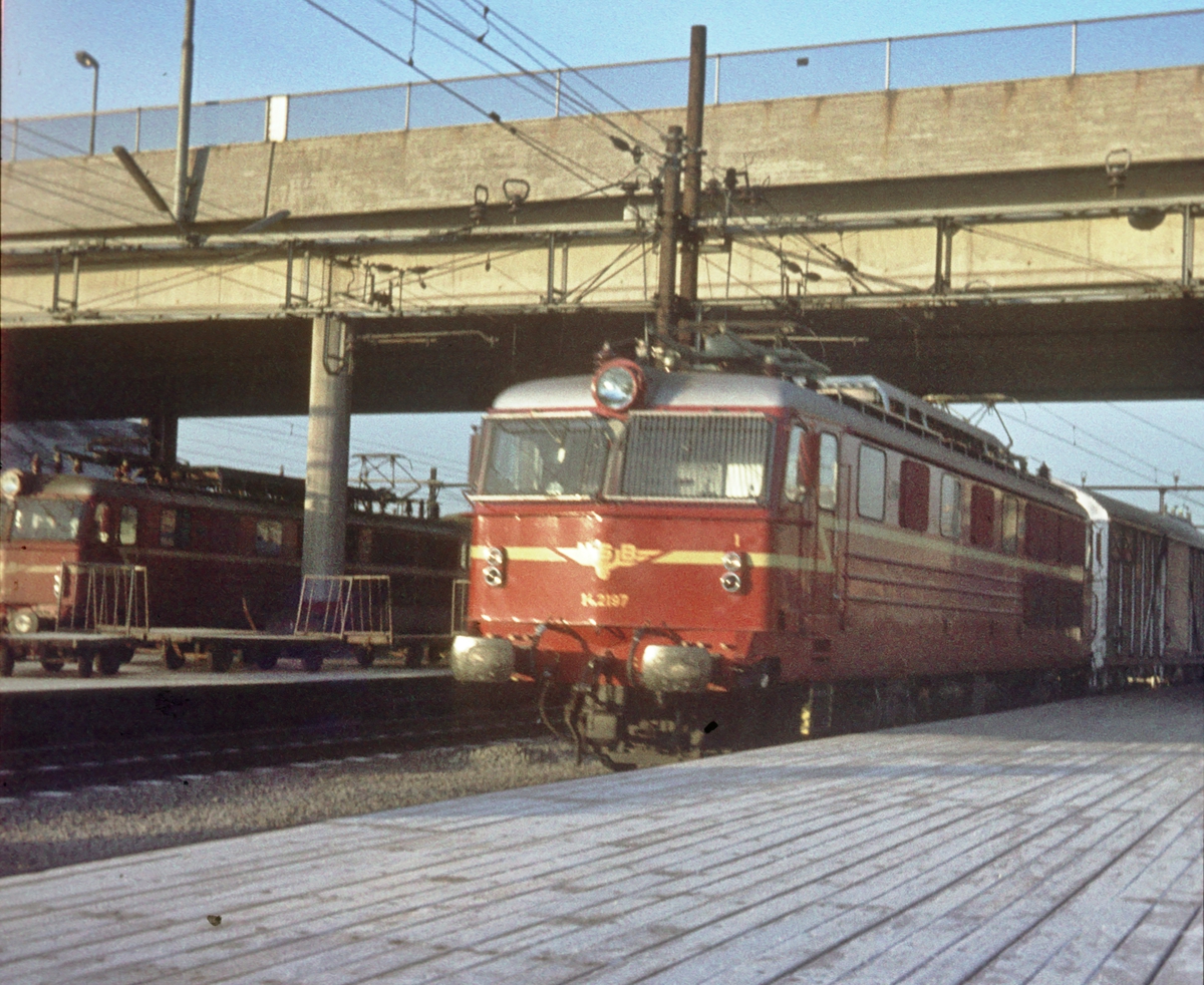 NSB elektrisk lokomotiv El 14 2197 på Østbanen med tog 601.